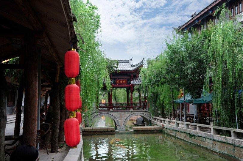 凤姐美甲店曝光！月薪七万引热议，身材发福依旧自信满满